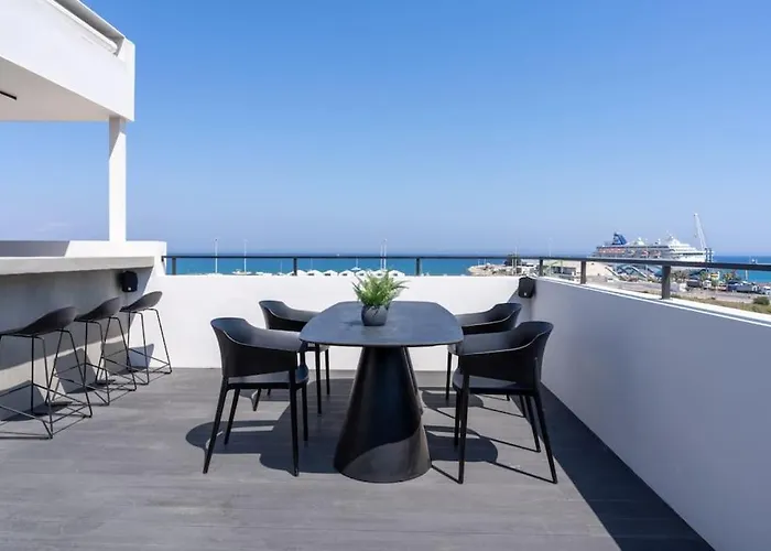 The Penthouse - 3br Seaview With Private Pool In Larnaca