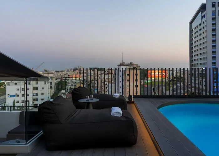 The Penthouse - 3br Seaview With Private Pool In Larnaca