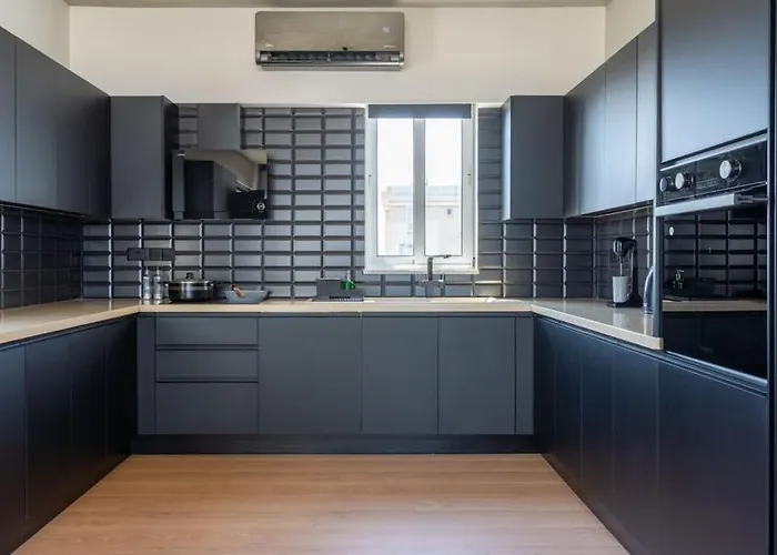 The Penthouse - 3br Seaview With Private Pool In * Larnaca